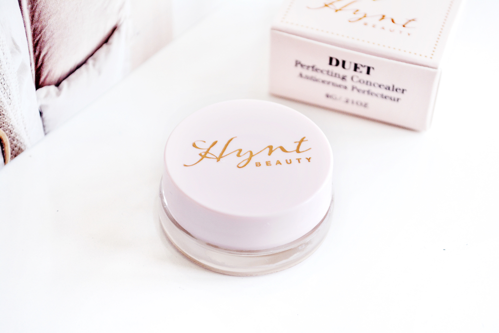 Review and swatches of Hynt Beauty DUET Perfecting Concealer in the shade Light - the best natural full coverage clean beauty concealer.