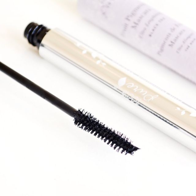 One last makeup fave to end 2021! 100% PURE Fruit Pigmented Ultra Lengthening Mascara 🌿

My favourite new encounter this year has been with one of the most well-known mascaras in clean and natural beauty from @100percentpure 

I have no idea why I took me so long to try this one, it’s now firmly in my top 5 for natural mascaras! 

If you’re after extra length for your lashes, this mascara absolutely delivers. It also smells like berries, lasts all day and holds a curl too 🙌

Head over to the blog at naturiabeauty.com for my full review and swatches (link in profile)

What’s been your go-to mascara this year?!